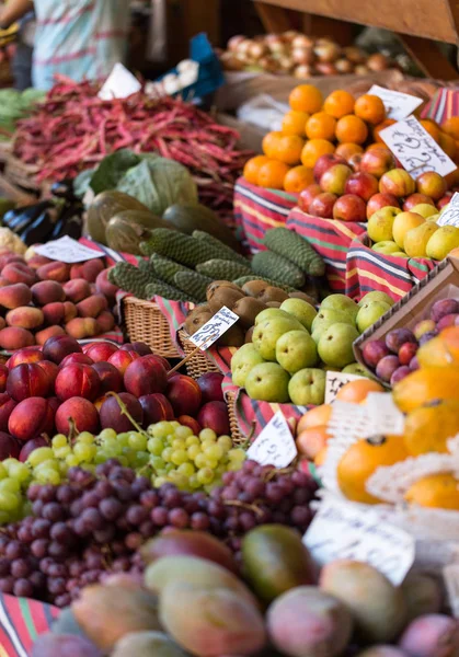 Świeże egzotyczne owoce w Mercado Dos Lavradores. Funchal, Madera, Portugalia — Zdjęcie stockowe