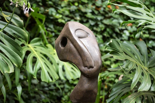 Afrikaanse hedendaagse kunst in Monte Palace Tropican tuin in Funchal, Madeira island, Portugal — Stockfoto