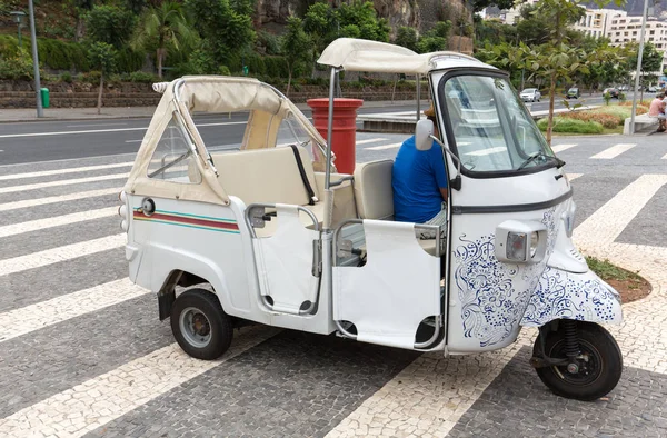 Тук тук классический ретро экскурсионный автомобиль для туристов. Мадейра, Португалия . — стоковое фото