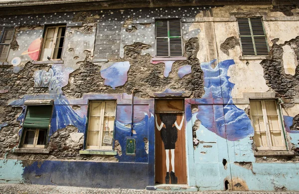 Die kunst der offenen tür in der straße von Santa Maria. ein Projekt, das darauf abzielt, die Stadt für künstlerische und kulturelle Veranstaltungen zu "öffnen". — Stockfoto