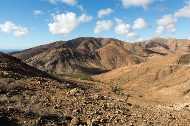 Güzel volkanik dağlar ve yolun bir dağ yamacında. La Pared yol Betancuria için. Fuerteventura. Kanarya Adaları