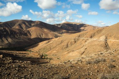 Güzel volkanik dağlar ve yolun bir dağ yamacında. La Pared yol Betancuria için. Fuerteventura. Kanarya Adaları