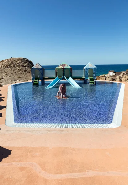 Schwimmbad in la pared auf feurteventura, kanarische insel, spanien — Stockfoto