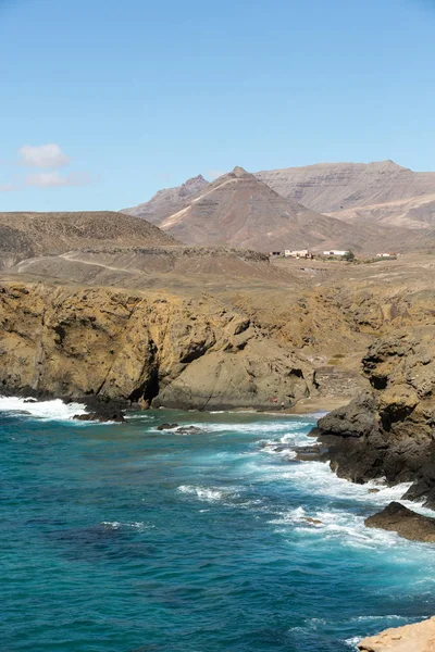 Rock kust in de buurt van La Pared dorp op het zuidwestelijke deel van Fuerteventura. Canarische eilanden, — Stockfoto
