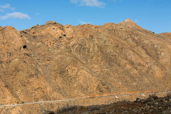 美丽的火山山脉和山坡上的道路。从拉帕雷德到贝的道路。富埃特文图拉 — 图库照片
