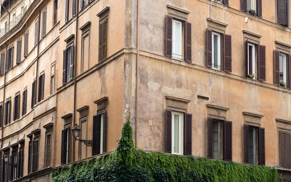 Old orange corner house in the center of Rome, Italy — Stock Photo, Image