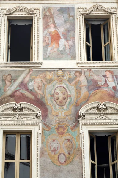 Façade d'un ancien bâtiment traditionnel à Rome, Italie . — Photo