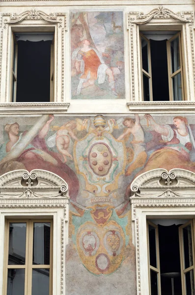 Fachada de un antiguo edificio tradicional en Roma, Italia . —  Fotos de Stock