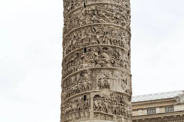 De kolom van Marcus Aurelius in Piazza Colonna. Rome, Italië — Stockfoto