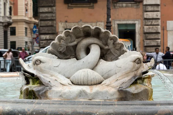 A fonte na Piazza Colonna. Roma, Itália — Fotografia de Stock