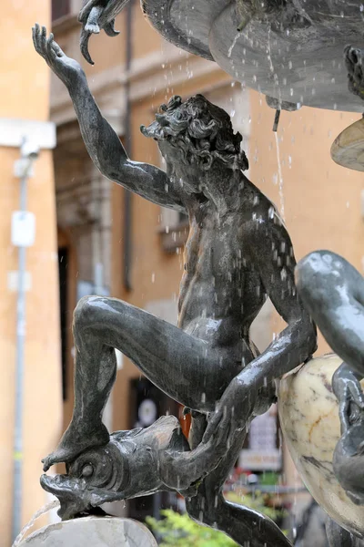 Fontana delle Tartarughe, (Фонтан Черепахи) на площади Маттеи. Рим, Италия — стоковое фото