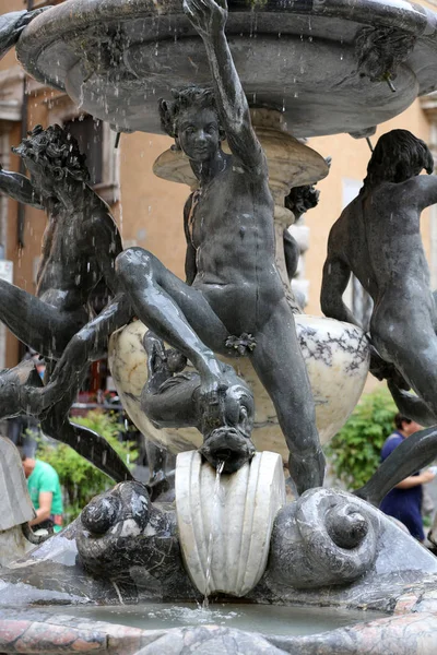 Fontana delle Tartarughe, (La fuente de la tortuga) en Piazza Mattei. Roma, Italia — Foto de Stock