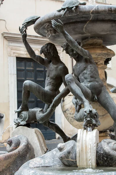 Fontana delle Tartarughe, (The Turtle Fountain)  in Piazza Mattei . Rome, Italy — Stock Photo, Image