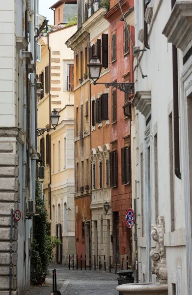 Typické staré a úzké ulice v Římě. Itálie — Stock fotografie