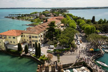 Görünümünü renkli eski binalardan Sirmione ve Lake Garda Scaliger kale duvarı, İtalya