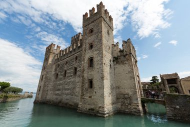 Castello Scaligero di Sirmione (Sirmione Castle), XIV yüzyılda, Garda Gölü, Sirmione, İtalya inşa