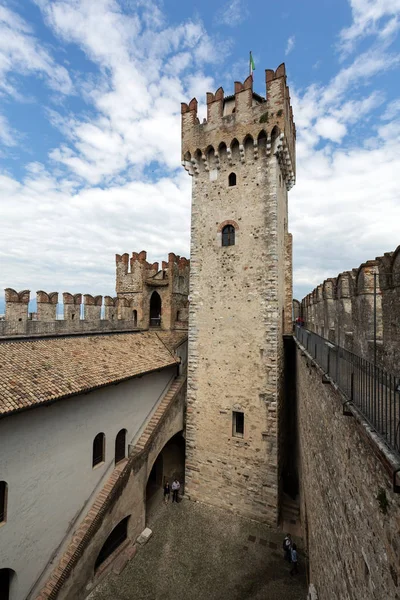 Castello medievale Scaligero nel centro storico Sirmione sul lago di Garda. Italia — Foto Stock