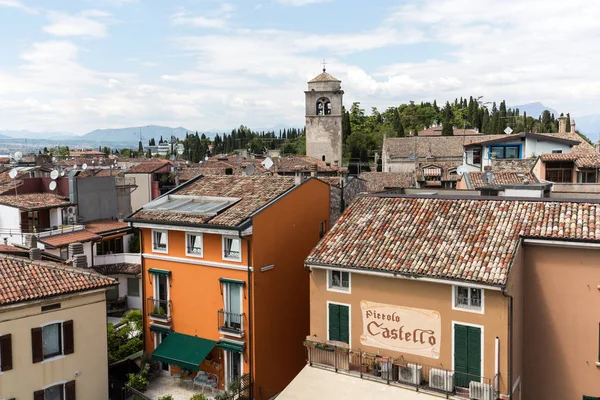 Blick auf die Piazza Catello vom Skaligerschloss in Sirmione, Gardasee, Italien — Stockfoto