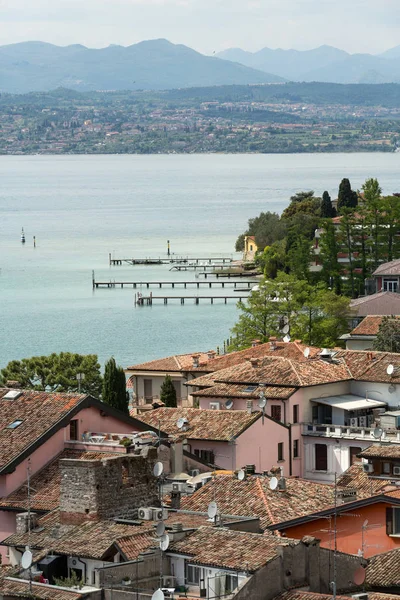 Pohled na barevné staré budovy v Sirmione a jezero Garda a od Scaliger hradu zdi, Itálie — Stock fotografie