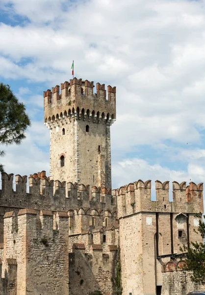 Castelo medieval Scaliger na cidade velha Sirmione no lago Lago di Garda. Itália — Fotografia de Stock