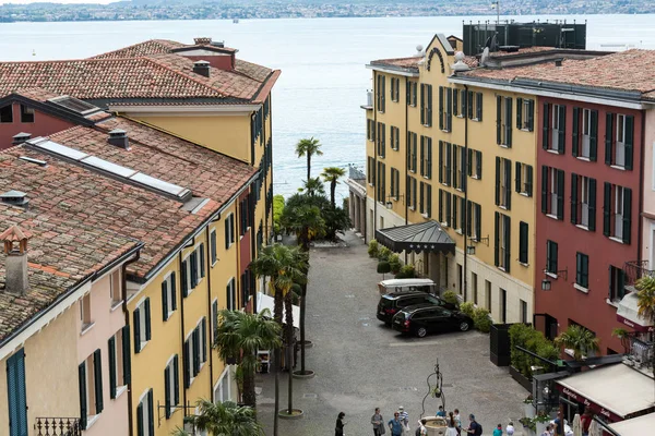 Vue de Piazza Catello depuis le château de Scaliger à Sirmione, Lac de Garde, Italie — Photo