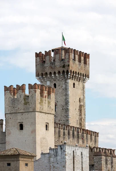 Castello medievale Scaligero nel centro storico Sirmione sul lago di Garda. Italia — Foto Stock