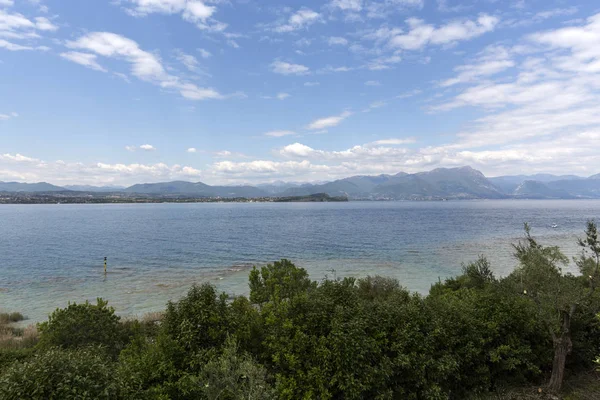 Paisagem da costa da península de Sirmione que divide a parte inferior do Lago de Garda. É um lugar de férias famoso por um longo tempo no norte da Itália . — Fotografia de Stock