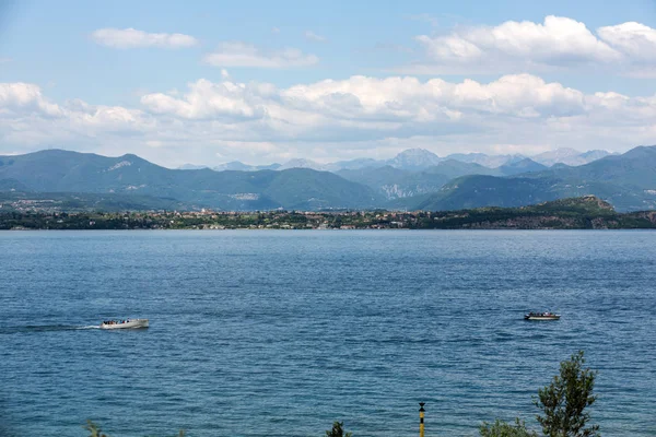 Landschap van de kust van Sirmione peninsula die scheidt van het onderste gedeelte van het Gardameer. Het is een beroemde vakantie plek voor een lange tijd in Noord-Italië. — Stockfoto