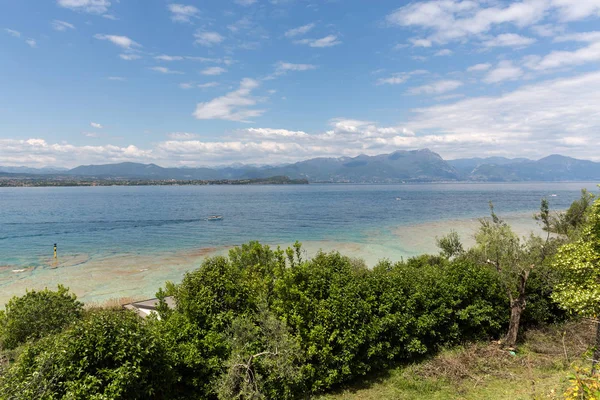 Landschap van de kust van Sirmione peninsula die scheidt van het onderste gedeelte van het Gardameer. Het is een beroemde vakantie plek voor een lange tijd in Noord-Italië. — Stockfoto