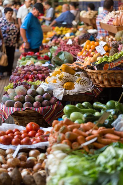 Świeże egzotyczne owoce w Mercado Dos Lavradores. Funchal, Madera, Portugalia — Zdjęcie stockowe