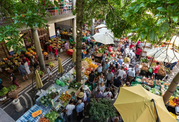 Frische exotische Früchte im Mercado Dos Lavradores. Funchal, Madeira, Portugal — Stockfoto