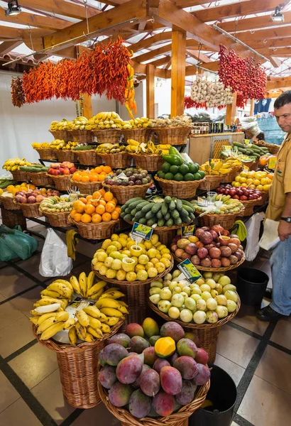 Świeże egzotyczne owoce w Mercado Dos Lavradores. Funchal, Madera, Portugalia — Zdjęcie stockowe