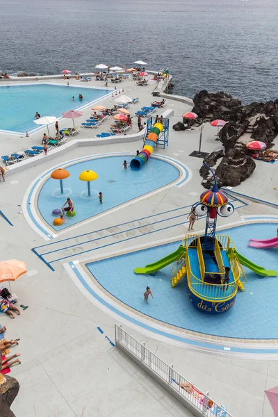 Zwembad met toeristen hotels zone van Lido in Funchal, Madeira island, Portugal — Stockfoto
