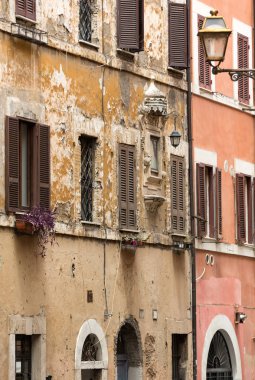 Trastevere, tipik bir Roma mahalle renkli evlerde. Roma, İtalya