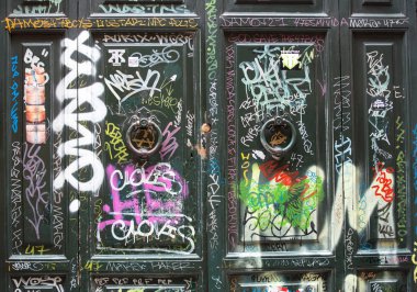 Grafiti Trastevere bölgesinde ile eski ahşap kapı kapalı. Roma, İtalya.