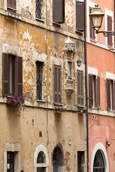 Trastevere, tipik bir Roma mahalle renkli evlerde. Roma, İtalya — Stok fotoğraf