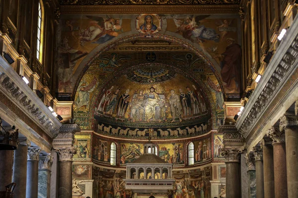 Interiér baziliky Santa Maria in Trastevere v Římě. Itálie — Stock fotografie