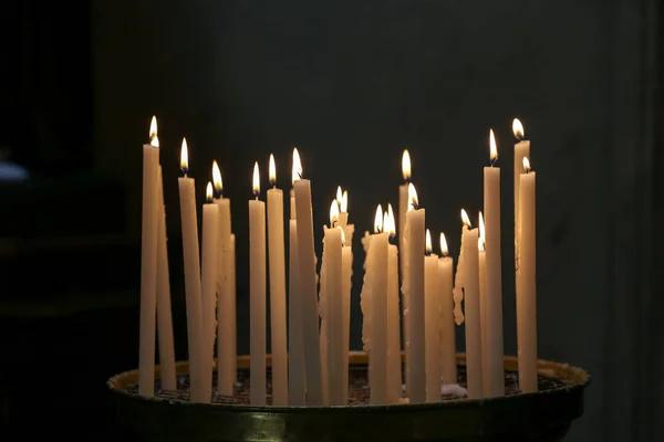 Kaarsen in het donker van een kerk — Stockfoto