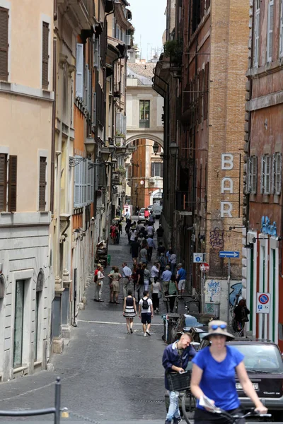 Stary i wąskie Pettinari ulicy w Rzymie. Włochy — Zdjęcie stockowe