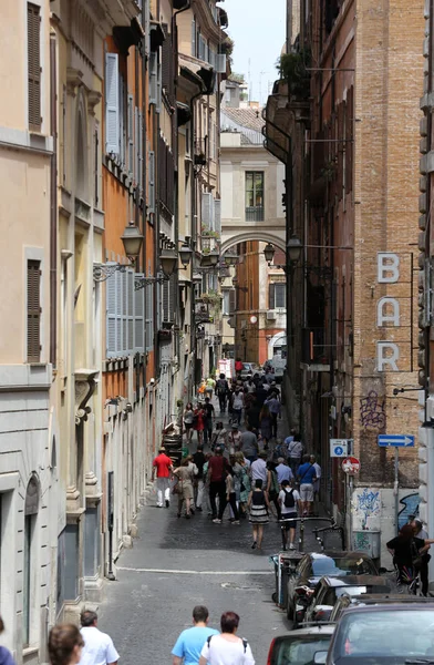 Antigua y estrecha calle Pettinari en Roma. Italia — Foto de Stock