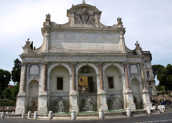 Die Fontana dell 'acqua paola, auch bekannt als il fontanone ("der große Brunnen"), ist ein monumentaler Brunnen auf dem Hügel des Janiculum in Rom. Italien — Stockfoto