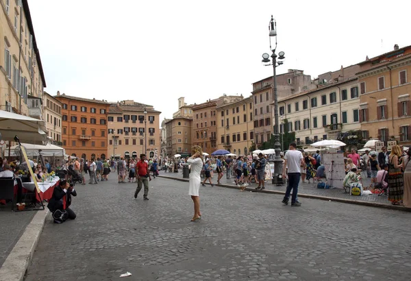 Piazza Navona in Rome vol met toeristen het hele jaar — Stockfoto
