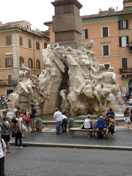 一年中観光客でいっぱいローマのナヴォーナ広場 — ストック写真