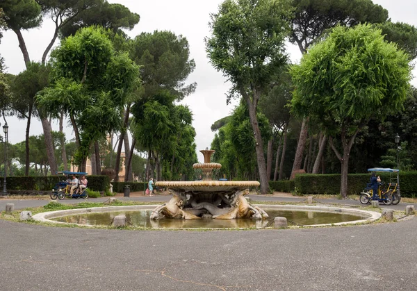 ボルゲーゼ公園の庭園の噴水。ローマ、イタリア — ストック写真