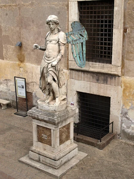 Rome - Le Mausolée d'Hadrien (Château de Sant'Angelo). La statue originale en marbre de l'ange par Raffaello da Montelupo . — Photo