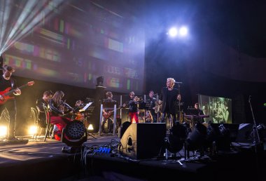   2 Symphonica yapılan Polonya kültü, underground, rock, metal - ve gruplardan yıl 80-bu müzisyenler ve solistler Varşova Futura tarafından gerçekleştirilen Lehçe punk müzik 