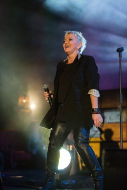 2 Symphonica yapılan Polonya kültü, underground, rock, metal - ve müzisyenler ve solistler Varşova Futura sahne sinema Cracow Kiev'de üzerinde gerçekleştirdiği yıl 80-bu serseri Lehçe grupları müzik