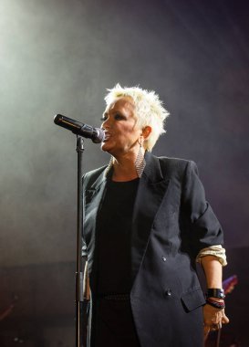 2 Symphonica yapılan Polonya kültü, underground, rock, metal - ve müzisyenler ve solistler Varşova Futura sahne sinema Cracow Kiev'de üzerinde gerçekleştirdiği yıl 80-bu serseri Lehçe grupları müzik