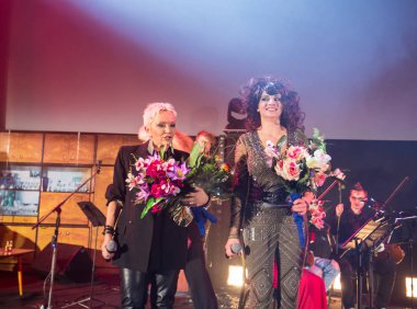 2 Symphonica yapılan Polonya kültü, underground, rock, metal - ve müzisyenler ve solistler Varşova Futura sahne sinema Cracow Kiev'de üzerinde gerçekleştirdiği yıl 80-bu serseri Lehçe grupları müzik