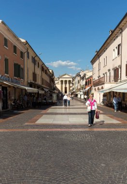  Bardolino Veronese Gölü kıyısındaki Garda üzerinde çekici kent